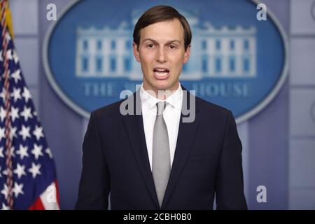 Washington, DC, États-Unis. 13 août 2020. Jared Kushner, assistant du président et conseiller principal, prend la parole lors d'une conférence de presse dans la salle de presse de James S. Brady à la Maison Blanche à Washington, DC, Etats-Unis, le jeudi 13 août 2020. Israël et les Émirats arabes Unis sont parvenus à un accord pour normaliser complètement les relations, une percée potentiellement historique que le président américain Donald J. Trump a déclaré va faciliter la paix dans le Moyen-Orient.Credit: Oliver Contreras/Pool via CNP *** local Caption *** 30507489 | usage Worldwide Credit: dpa/Alay Live News Banque D'Images