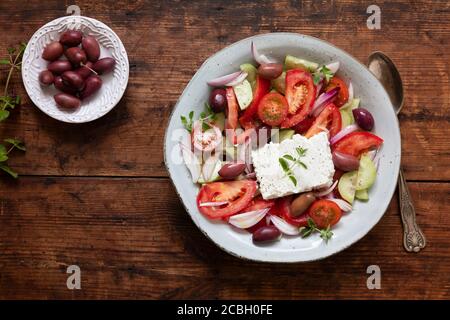 Une salade grecque traditionnelle fraîche horiatiki choriatiki avec fromage feta, tomates, concombre, oignon et olives kalamata. La salade est vue d'en haut Banque D'Images