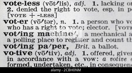 Un gros plan d'une page dans un dictionnaire montre la relation entre les mots 'voteless,' 'votant,' et 'votive,'entre autres. Banque D'Images