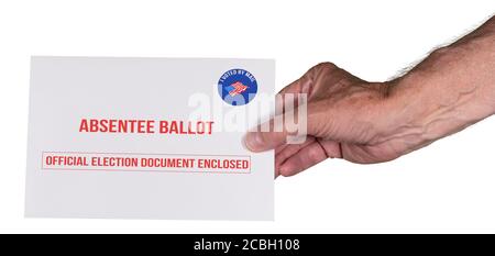 Vote par bulletin de vote des absents par enveloppe postale remise par la main d'un homme âgé comme alternative au vote en personne Lors de l'élection présidentielle Banque D'Images