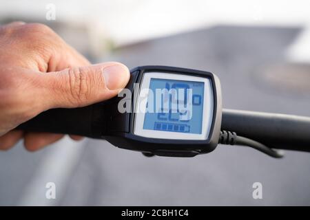 E contrôle de la vitesse et de l'alimentation de l'ordinateur de vélo. Vélo électrique Banque D'Images