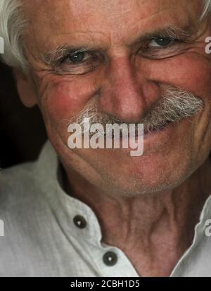 A B SAINT TROPEZ 2020 - Yann Arthus Bertrand Exposition de photographe - gros plan Portrait Canon photographie - place Des glaces Banque D'Images