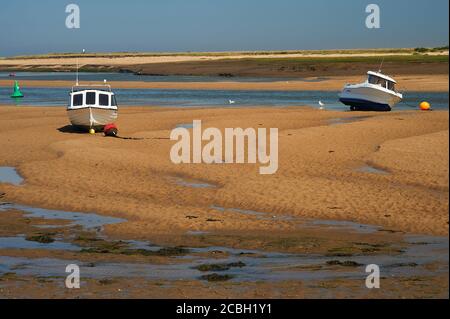 Bateaux le long des bancs de sable créés par marée basse à Wells Next the Sea, Norfolk Banque D'Images