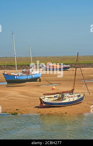 Bateaux le long des bancs de sable créés par marée basse à Wells Next the Sea, Norfolk Banque D'Images