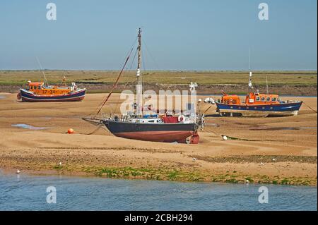 Bateaux le long des bancs de sable créés par marée basse à Wells Next the Sea, Norfolk Banque D'Images