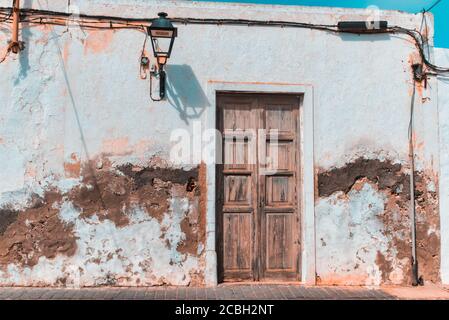 Façade de l'ancienne maison canarienne dans le village de Teguise sur l'île de Lanzarote, Espagne Banque D'Images