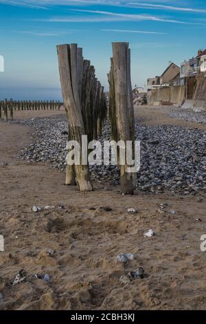 Clôture en bois sur la plage de Calais au coucher du soleil. Banque D'Images