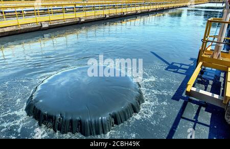 Usine de traitement des eaux usées. Réservoir pour l'aération et le nettoyage de la masse d'eaux usées. Banque D'Images