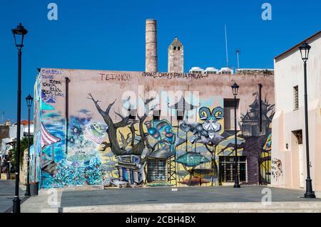 Murale colorée et graffiti sur le mur d'un bâtiment à Rethymnon, Crète. Banque D'Images
