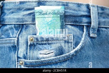 de l'argent dans la poche d'un jean. des livres dans la poche