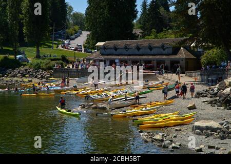 North Vancouver (Colombie-Britannique), Canada – le 2 juillet 2017. Location de motomarines à Deep Cove.kayaks et canoës prêts à partir sur l'eau à Deep Cov Banque D'Images