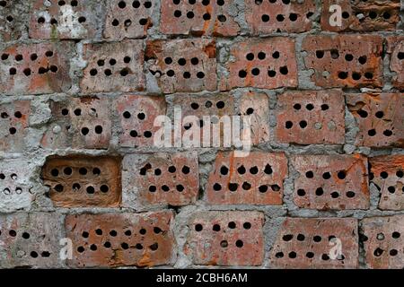 vieux mur creux rouge de construction de brique texture Banque D'Images