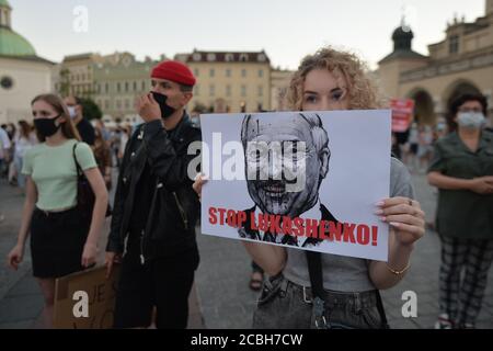 Manifestant tenant une image d'Alexandre Loukachenko qui a servi comme Président de la Biélorussie depuis 1994, pendant la manifestation. Banque D'Images