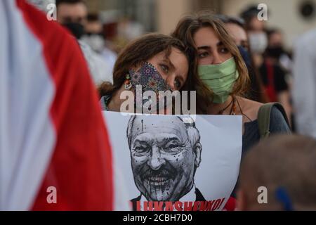 Manifestant tenant une image d'Alexandre Loukachenko qui a servi comme Président de la Biélorussie depuis 1994, pendant la manifestation. Banque D'Images