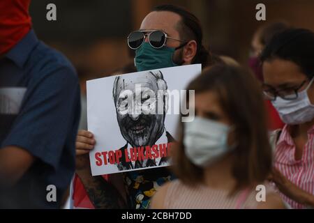 Manifestant tenant une image d'Alexandre Loukachenko qui a servi comme président de la Biélorussie depuis 1994, pendant la manifestation.des centaines de bélarussiens vivant à Cracovie et des partisans locaux se sont réunis pendant le rassemblement de solidarité organisé sur la place du marché de Cracovie à l'extérieur du monument Adam Mickiewicz contre le président biélorusse, Alexandre Loukachenko. Banque D'Images