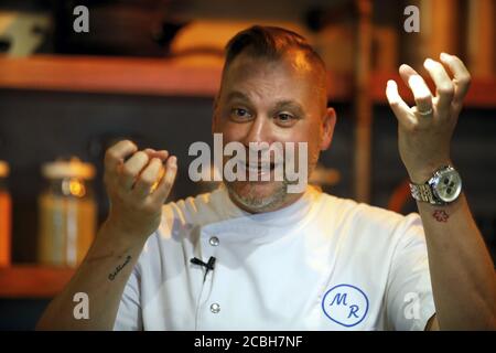 Istanbul, Turquie. 12 août 2020. Le chef allemand Michael Riemenschneider, étoilé au guide Michelin, présente son restaurant à Istanbul, en Turquie, le 12 août 2020. Après avoir passé près de quatre mois à la maison pendant les jours de quarantaine, le chef a ouvert les yeux sur un monde tout à fait nouveau où de nombreuses personnes ont commencé à aller à la région, à faire du shopping dans un magasin local, un boucher local, et à manger les produits des fermiers locaux. Credit: Osman Orsal/Xinhua/Alay Live News Banque D'Images