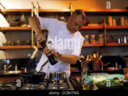 Istanbul, Turquie. 12 août 2020. Le chef allemand Michael Riemenschneider étoilé au guide Michelin cuisera dans son restaurant d'Istanbul, Turquie, le 12 août 2020. Après avoir passé près de quatre mois à la maison pendant les jours de quarantaine, le chef a ouvert les yeux sur un monde tout à fait nouveau où de nombreuses personnes ont commencé à aller à la région, à faire du shopping dans un magasin local, un boucher local, et à manger les produits des fermiers locaux. Credit: Osman Orsal/Xinhua/Alay Live News Banque D'Images