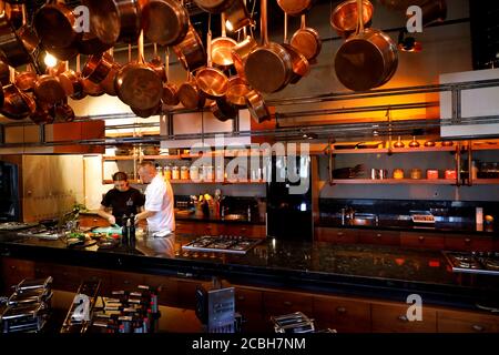 Istanbul, Turquie. 12 août 2020. Michael Riemenschneider (R), chef allemand étoilé au guide Michelin, donne des cours à un jeune chef dans son restaurant d'Istanbul, Turquie, le 12 août 2020. Après avoir passé près de quatre mois à la maison pendant les jours de quarantaine, le chef a ouvert les yeux sur un monde tout à fait nouveau où de nombreuses personnes ont commencé à aller à la région, à faire du shopping dans un magasin local, un boucher local, et à manger les produits des fermiers locaux. Credit: Osman Orsal/Xinhua/Alay Live News Banque D'Images