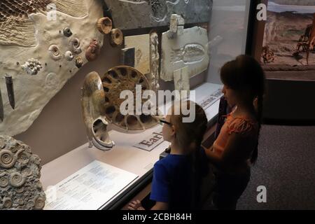 Sœurs qui ont visité un cas d'exposition au musée de Lehi, Utah Banque D'Images