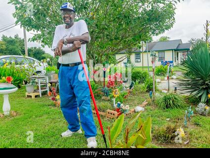 Un homme afro-américain fait une pause pour s'occuper de son jardin dans le delta du Mississippi, le 13 août 2016, à Clarksdale, Mississippi. Banque D'Images