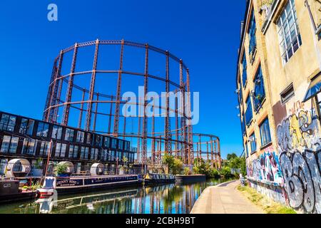 Containerville espace de travail flexible fait à partir de conteneurs d'expédition et Bethnal Green gasfoders, chemin de halage par Regents Canal, Londres, Royaume-Uni Banque D'Images