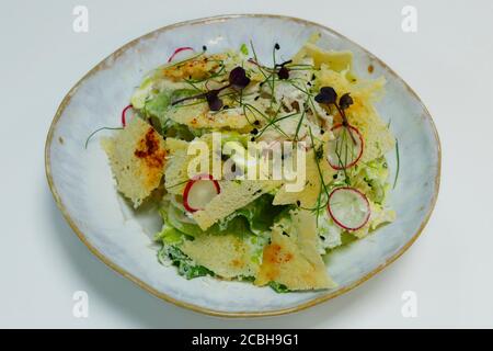 Salade César traditionnelle avec poulet et bacon isolé avec du blanc Arrière-plan Banque D'Images