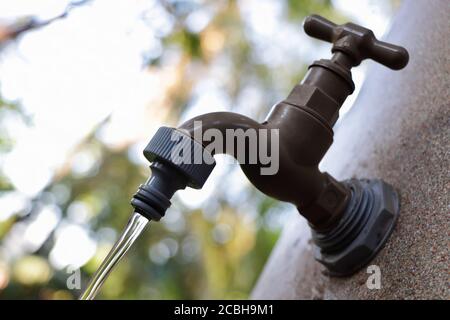 Éliminer l'eau du robinet du réservoir Banque D'Images