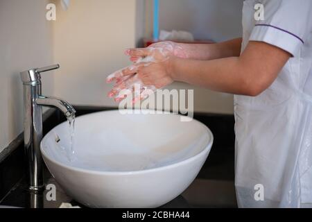Gros plan de l'homme se lavant les mains avec de l'eau. Banque D'Images