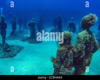 Sculpture sous-marine « traversant le Rubicon » de l'artiste Jason deCaires Taylor dans le musée sous-marin Museo Atlantico au large de Playa Blanca, Espagne. Banque D'Images