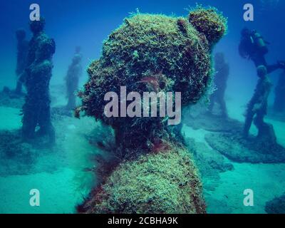 Sculpture sous-marine « traversant le Rubicon » de l'artiste Jason deCaires Taylor dans le musée sous-marin Museo Atlantico au large de Playa Blanca, Espagne. Banque D'Images