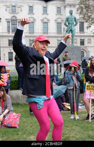 Un impersonateur de Donald Trump divertit la foule lors d'une manifestation contre sa visite à Londres en juin 2019. Banque D'Images