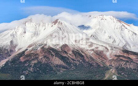 Vue sur le Mont Shasta depuis Black Butte. Banque D'Images