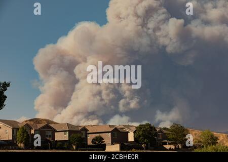 Lake Fire, feu saisonnier californien avec nuage de fumée élevé dans le quartier résidentiel de banlieue Banque D'Images