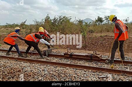 (200814) -- DAR ES SALAAM, le 14 août 2020 (Xinhua) -- les membres du personnel travaillent sur un site du projet de réhabilitation de la ligne ferroviaire centrale de la Tanzanie entrepris par la China civil Engineering Construction Corporation en Tanzanie le 5 août 2020. La ligne de chemin de fer centrale de Tanzanie a été construite il y a plus d'un siècle et a joué un rôle important en reliant ses provinces intérieures et les pays enclavés voisins aux ports maritimes. La China civil Engineering Construction Corporation (CCECC) réhabilite actuellement 985 kilomètres de la ligne de chemin de fer existante et répare l'infrastructure affiliée pour l'améliorer Banque D'Images