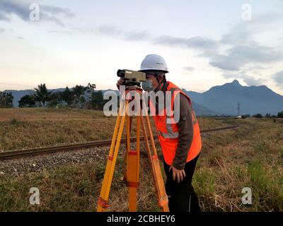 (200814) -- DAR ES SALAAM, le 14 août 2020 (Xinhua) -- l'ingénieur adjoint Zhang Guikai prend des mesures sur un site du projet de réhabilitation de la ligne ferroviaire centrale de Tanzanie entrepris par la China civil Engineering Construction Corporation en Tanzanie le 5 août 2020. La ligne de chemin de fer centrale de Tanzanie a été construite il y a plus d'un siècle et a joué un rôle important en reliant ses provinces intérieures et les pays enclavés voisins aux ports maritimes. La China civil Engineering Construction Corporation (CCECC) réhabilite actuellement 985 kilomètres de la ligne de chemin de fer existante et répare l'affil Banque D'Images