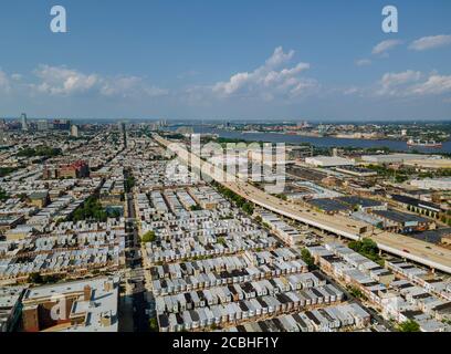 Vue aérienne du quartier résidentiel en banlieue avec maison mixte Développement paysage urbain le long de la rivière dans le centre-ville de Philadelphie PA ÉTATS-UNIS Banque D'Images