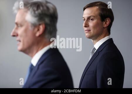 Jared Kushner, adjoint au président et conseiller principal, écoute le conseiller à la sécurité nationale des États-Unis Robert C. O'Brien, à droite, lors d'une conférence de presse dans la salle d'information de presse James S. Brady à la Maison Blanche à Washington, DC, États-Unis, le jeudi 13 août 2020. Israël et les Émirats arabes Unis sont parvenus à un accord pour normaliser pleinement leurs relations, une percée historique potentielle que le président américain Donald J. Trump a déclaré pour faciliter la paix dans le Moyen-Orient.Credit: Oliver Contreras/Pool via CNP/MediaPunch Banque D'Images