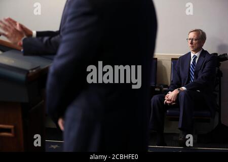 BRIAN Hook, représentant spécial DU département D'État AMÉRICAIN pour l'Iran, écoute, comme Jared Kushner, assistant du président et conseiller principal, s'exprime lors d'une conférence de presse dans la salle de presse James S. Brady de la Maison Blanche à Washington, DC, Etats-Unis, le jeudi 13 août 2020. Israël et les Émirats arabes Unis sont parvenus à un accord pour normaliser complètement les relations, une percée potentiellement historique que le président américain Donald Trump a déclaré va faciliter la paix dans le Mideast.Credit: Oliver Contreras/Pool via CNP /MediaPunch Banque D'Images