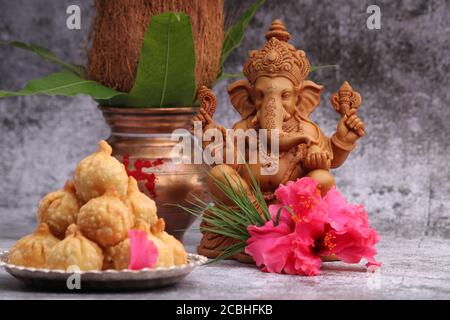 Ganesh Puja - Sweet Modak nourriture offerte sur le festival Ganpati ou Chaturthi en Inde. Dans la plaque d'argent Banque D'Images