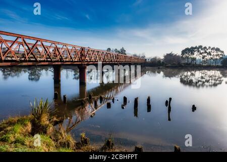 Pont suspendu historique de Henley au-dessus de la rivière Taieri à Otokai en début de matinée Banque D'Images