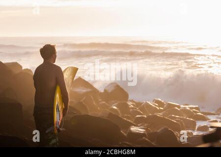 Surf sur la plage de Burleigh Heads Banque D'Images