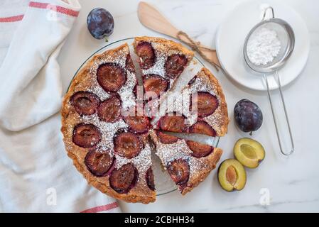 tarte aux amandes de vanille maison avec prunes Banque D'Images