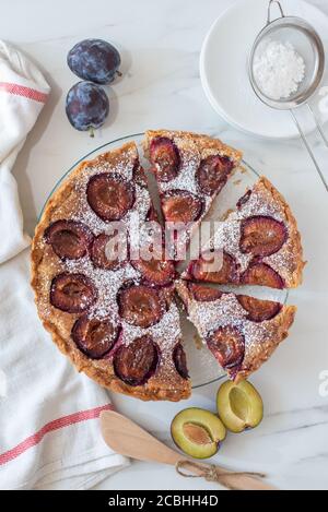 tarte aux amandes de vanille maison avec prunes Banque D'Images