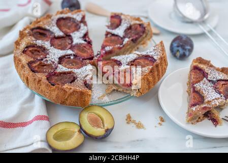 tarte aux amandes de vanille maison avec prunes Banque D'Images