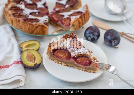 tarte aux amandes de vanille maison avec prunes Banque D'Images