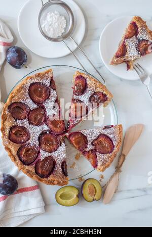 tarte aux amandes de vanille maison avec prunes Banque D'Images