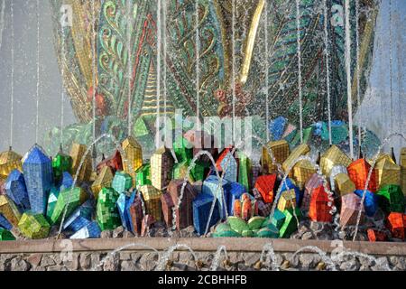 Smalt mosaïques de la fontaine de fleur de pierre Banque D'Images