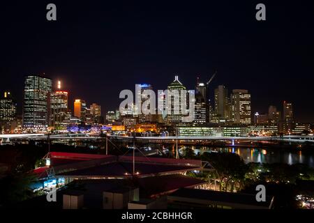 Une photo nocturne du paysage urbain de Brisbane, en Australie Banque D'Images