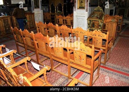 Sièges vides à l'intérieur de l'église orthodoxe chrétienne à Athènes, Grèce, mai 6 2020. Banque D'Images