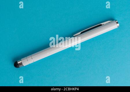 Stylet tactile capacitif sur fond bleu. Gros plan Banque D'Images